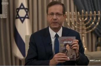 Israel, Herzog shows copy of ‘Mein Kampf’: “It was at the home of a terrorist in Gaza”