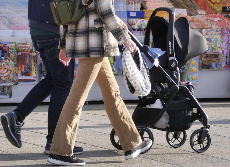 Famiglia con bambino - (Fotogramma)