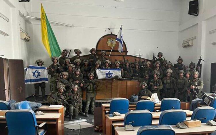 I soldati israeliani in Parlamento a Gaza City