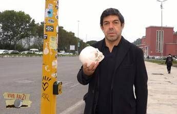 Favino recites Shakespeare at the traffic lights, the hilarious sketch from Fiorello on ‘VivaRai2!’