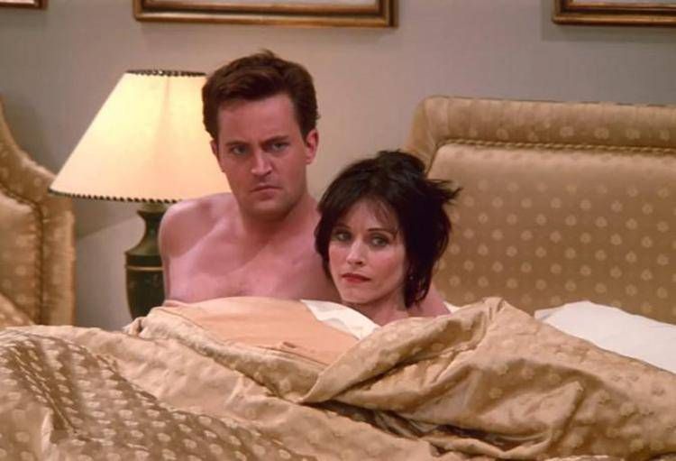 Courteney Cox e Matthew Perry in una scena iconica della serie Friends