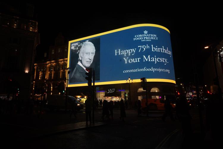 Il messaggio su un schermo a Piccadilly a Londra, in occasione del 75esimo compleanno di re Carlo III - (Fotogramma)
