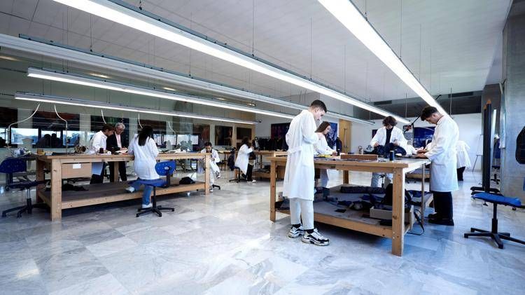 Maestro e studenti all’opera nella scuola di Alta Sartoria Kiton ad Arzano, Napoli (foto di Luca Stoppini)