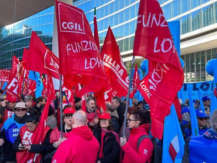 Il presidio Cgil e Uil davanti a Palazzo Lombardia a Milano - Adnkronos