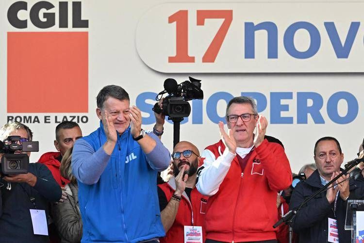 Bombardieri e Landini durante la manifestazione a Roma per lo sciopero generale contro la Manovra - Afp