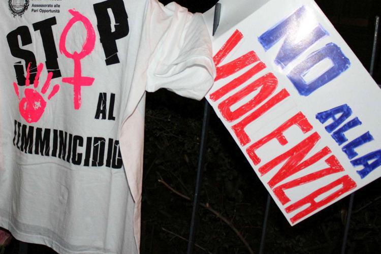 Magliette e cartelli contro la violenza sulle donne - (Fotogramma)