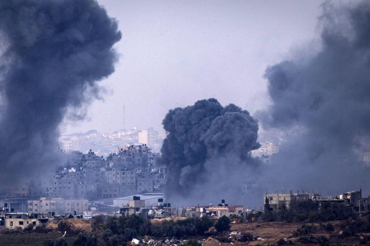 Fumo che si alza sopra gli edifici durante un attacco israeliano alla Striscia di Gaza - (Afp)