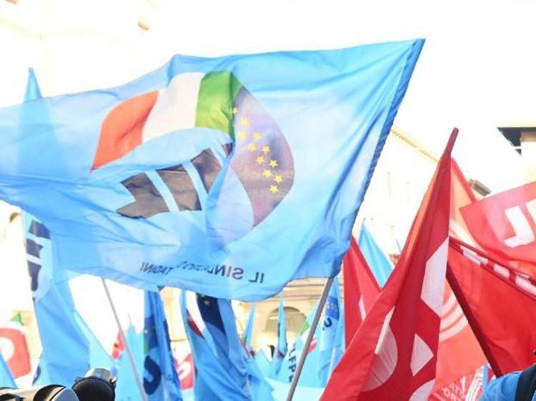 Cgil e Uil in piazza (Fotogramma)