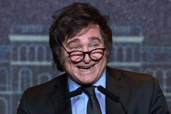 Milei wins the elections in Argentina, the ‘superhero’ president with the chainsaw