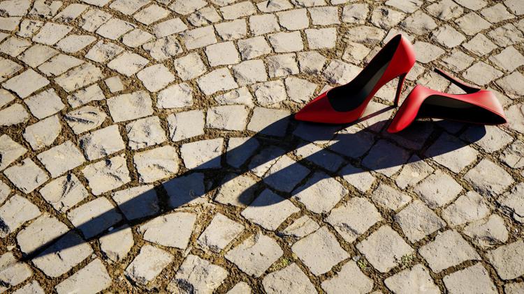 Scarpe rosse, simbolo della violenza sulle donne  - (Fotogramma)