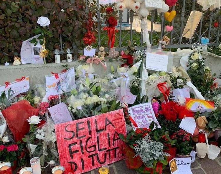 Fiori e cartelli davanti alla casa della famiglia Cecchettin