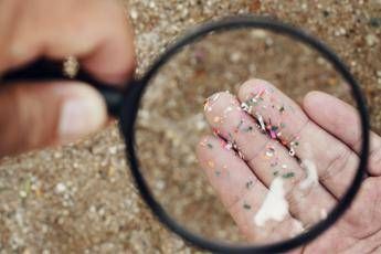 Microplastiche viste alla lente di ingrandimento - Canva