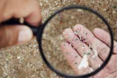 Microplastiche viste alla lente di ingrandimento - Canva