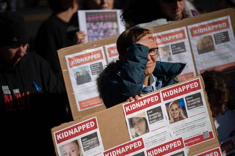 Cartelloni con i visi degli ostaggi - Afp