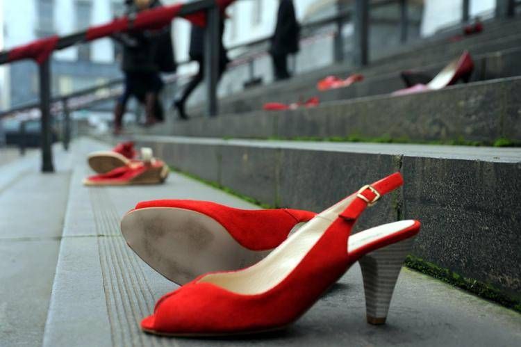 Installazione Scarpe Rosse davanti al Palazzo di Giustizia.(Scattata da Maurizio Maule, Milano - 2014.11.25) 