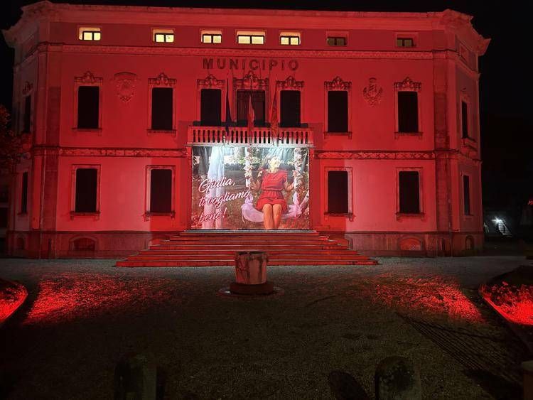 Gigantografia di Giulia Cecchettin sulla facciata del Municipio di Vigonovo (Fotogramma)