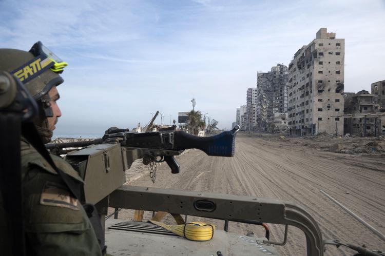 Un soldato israeliano su un veicolo militare per le strade durante un'operazione militare nel nord della Striscia di Gaza - (Afp)