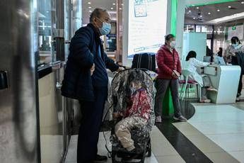 Bassetti contro no vax: “Boom di polmoniti è colpa loro”