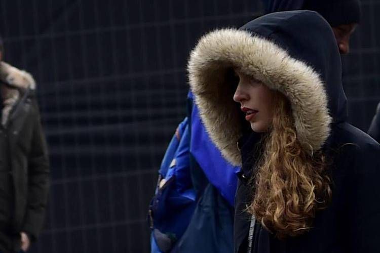 Gente coperta per la giornata molto fredda, nella foto in Piazza Duomo (Duilio Piaggesi, Milano - 2019-01-01) p.s. la foto e' utilizzabile nel rispetto del contesto in cui e' stata scattata, e senza intento diffamatorio del decoro delle persone rappresentate - FOTOGRAMMA