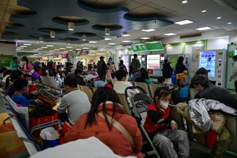 Polmoniti nei bambini in Cina, Pechino rassicura: “Causate da patogeni noti”