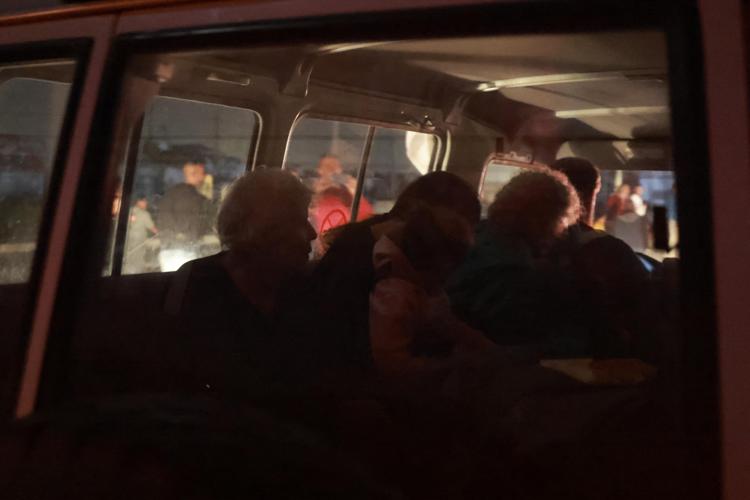 Gli ostaggi durante il trasporto verso Israele - Afp