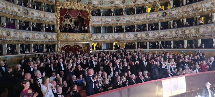 Trionfo alla Fenice per 'I racconti di Hoffmann', Mattarella alla Prima