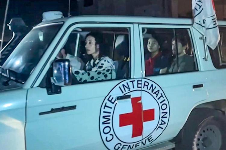 Gli ostaggi presi in consegna dalla Croce rossa - Afp
