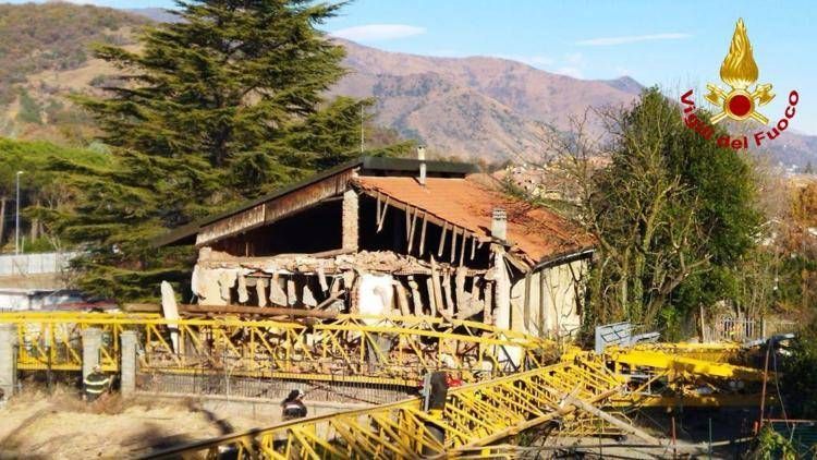 Crolla gru su edificio disabitato a Torino, soccorsi due operai coinvolti in cedimento