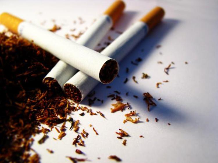 Pacchetto di sigarette a 12 euro e divieti estesi, nuova stretta contro il fumo in Francia
