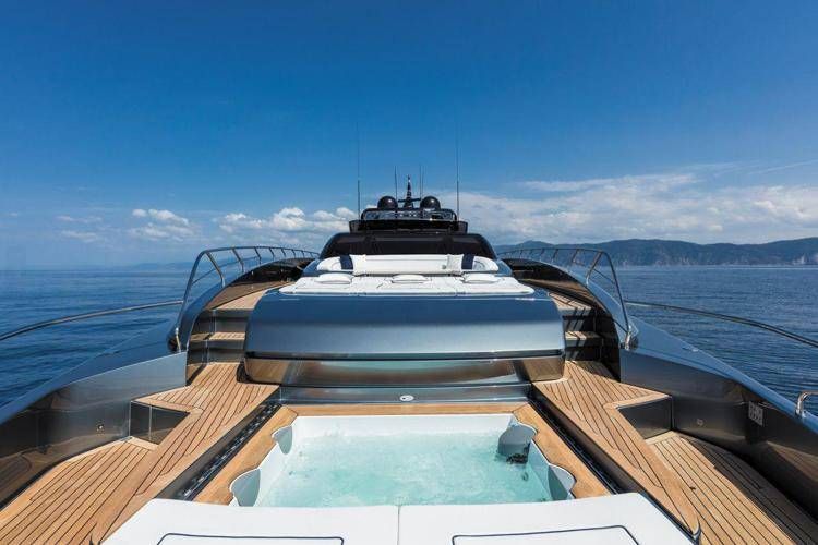 Jacuzzi-Spa_Unique_Ferretti Group_Riva 110' Dolcevita