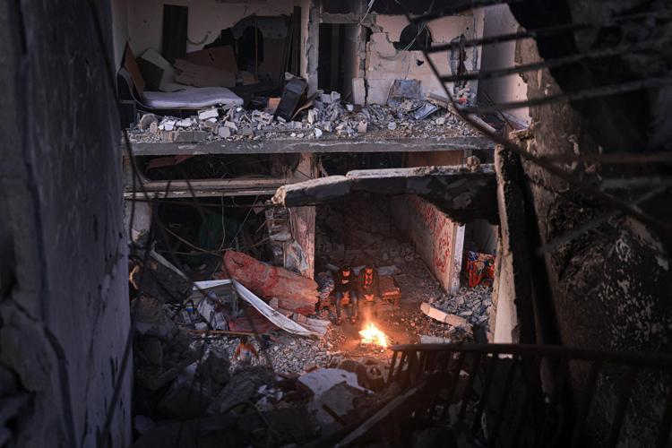 Palazzo bombardato a Gaza (Afp)