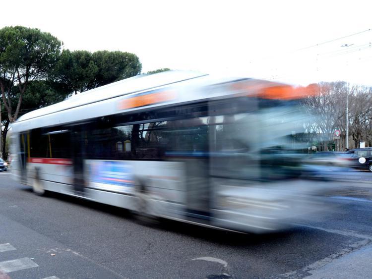 Un autobus a Roma (Fotogramma)