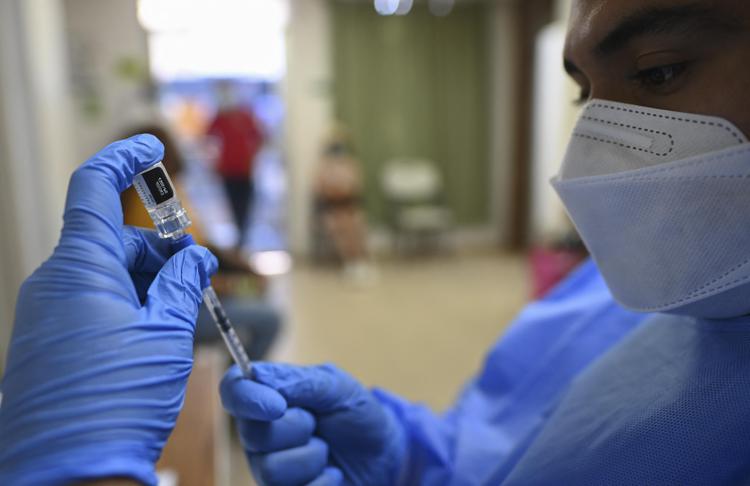 Un medico prepara la siringa di vaccino da inoculare - (Afp)