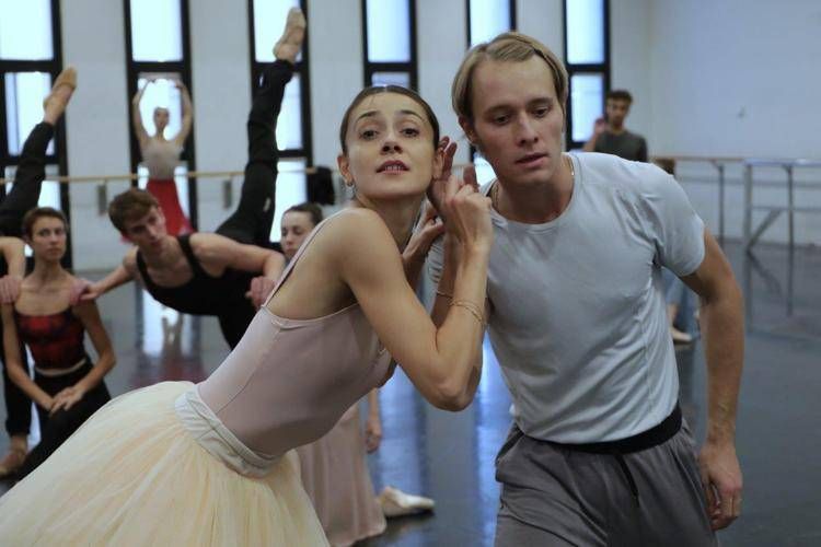 L'étoile scaligera Nicoletta Manni con il marito Timofej Andrijashenko in prova alla Scala per 'Coppelia'