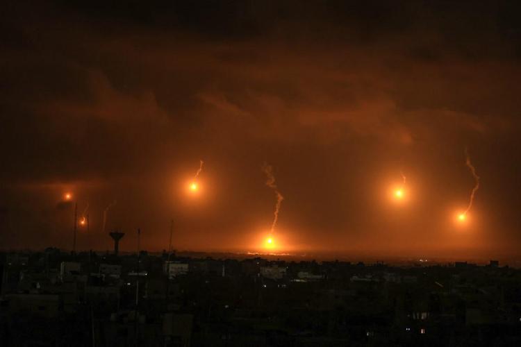 Raid notturni di Israele su Gaza