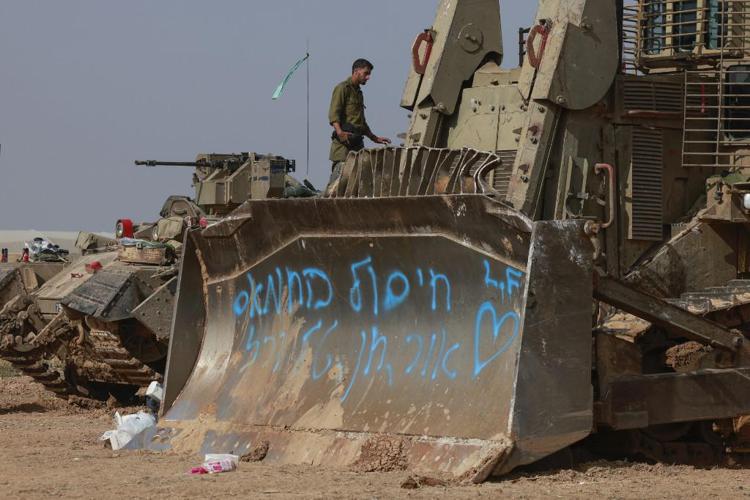 Bulldozer israeliani con la scritta 'eliminare Hamas'