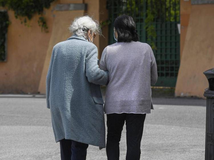 Anziana con badante (Fotogramma)