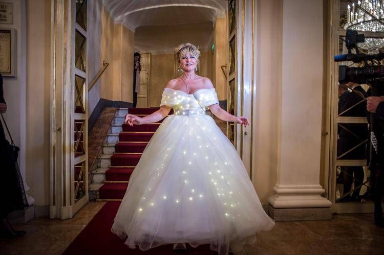 Il chirurgo estetico Dvora Ancona con l'abito con le lucine alla Prima  alla Scala nel 2019 (Fotogramma)