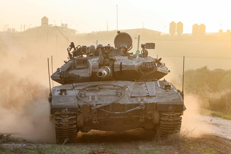 Tank israeliano al confine con Gaza - Afp