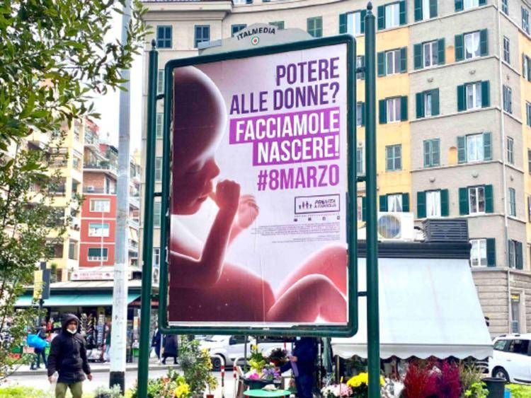 I manifesti di Pro Vita e Famiglia oggetti della censura del Comune di Roma