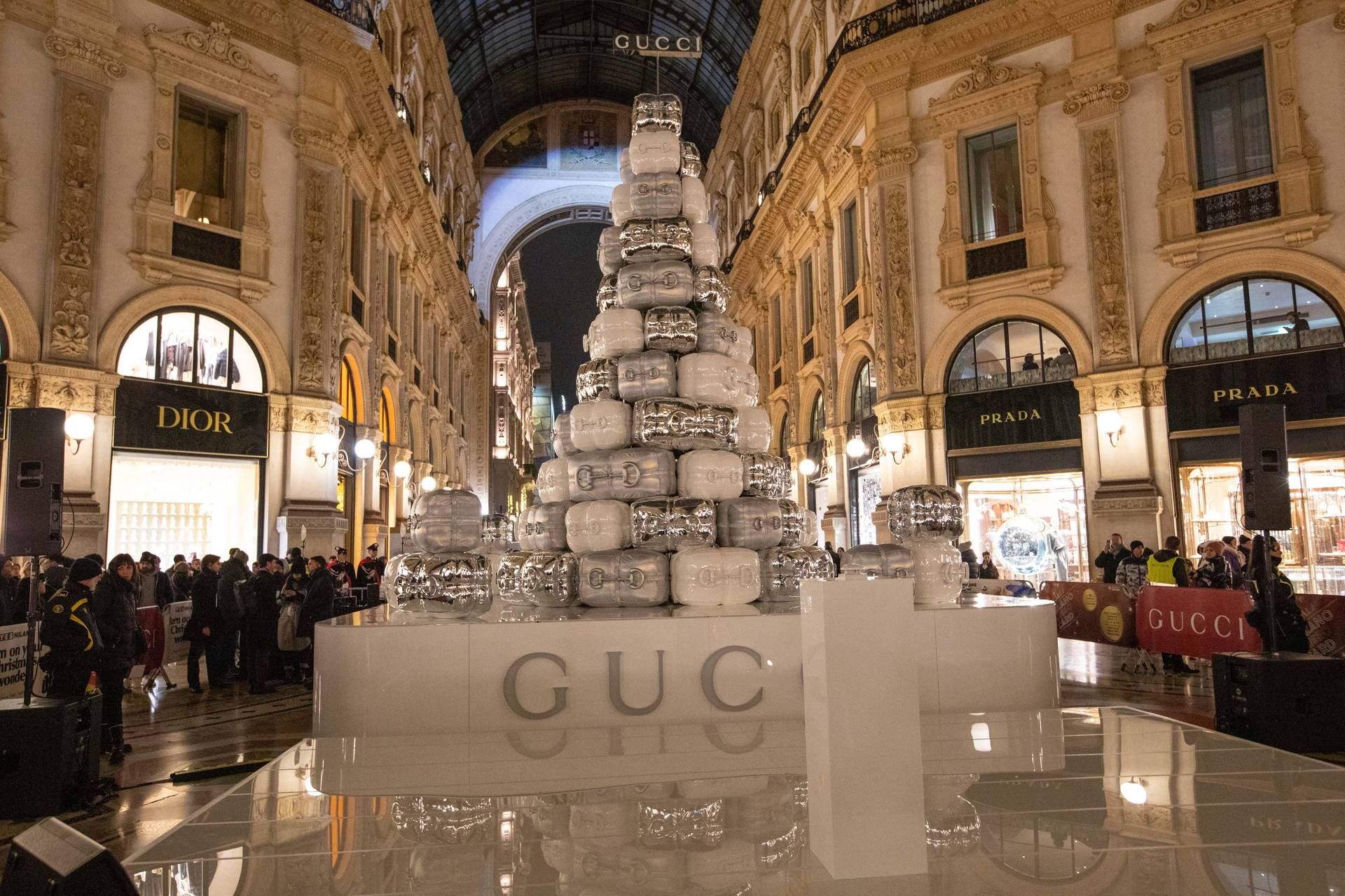  Gucci-accende-il-suo-albero-di-Natale-a-Milano-sui-social-scatta-la-polemica