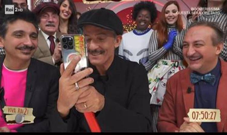  - Fiorello al telefono con Maria De Filippi