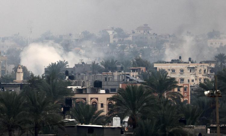Fumo nel cielo sopra la città di Khan Younis, a Gaza - Afp