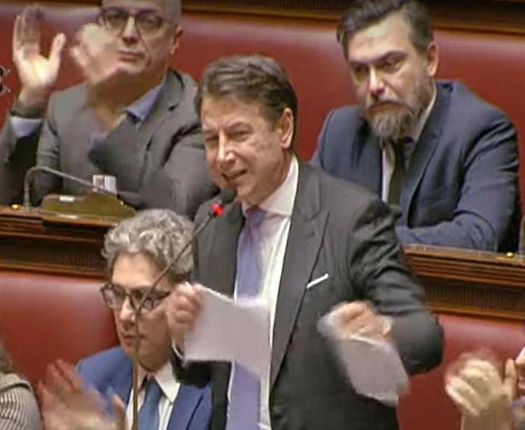 Giuseppe Conte strappa il testo