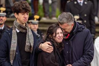 L'addio a Giulia Cecchettin, il papà: "Sia svolta contro la piaga dei femminicidi"