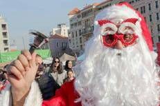Un uomo vestito da Babbo Natale