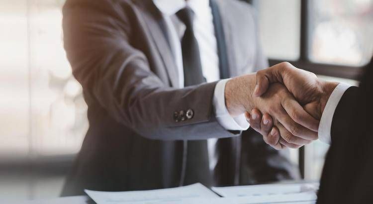 Stretta di mano dopo un colloquio di lavoro - ()