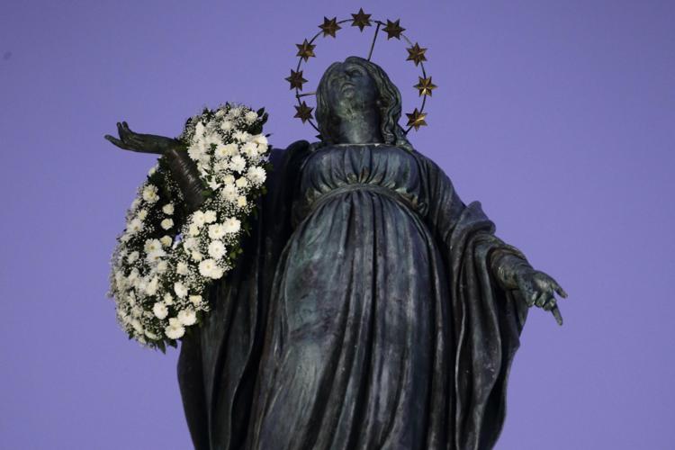 Statua della Vegine Marua in piazza di Spagna a Roma - (Fotogramma)