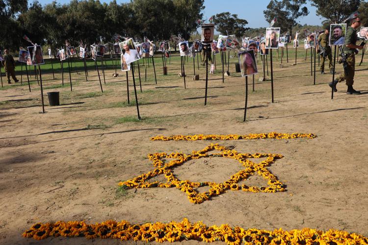 Foto e fiori in ricordo delle persone uccise da Hamas nell'attacco del 7 ottobre  - (Afp)