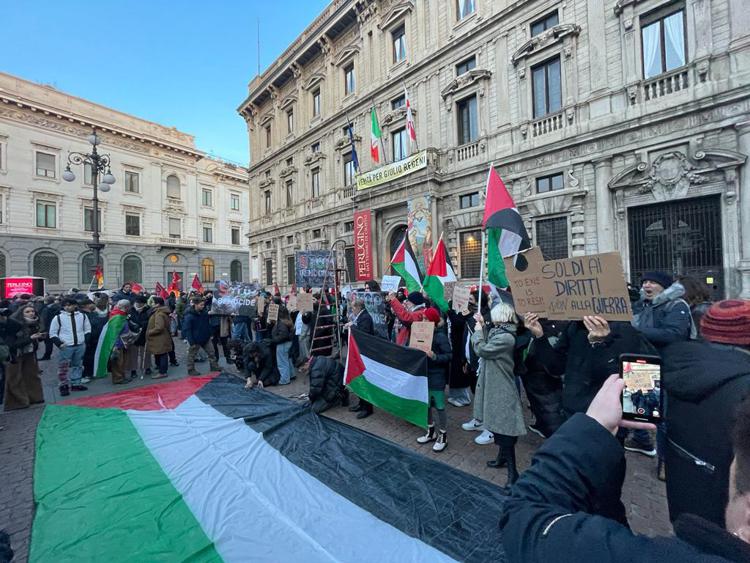 Prima della Scala, in piazza immensa bandiera della Palestina: 